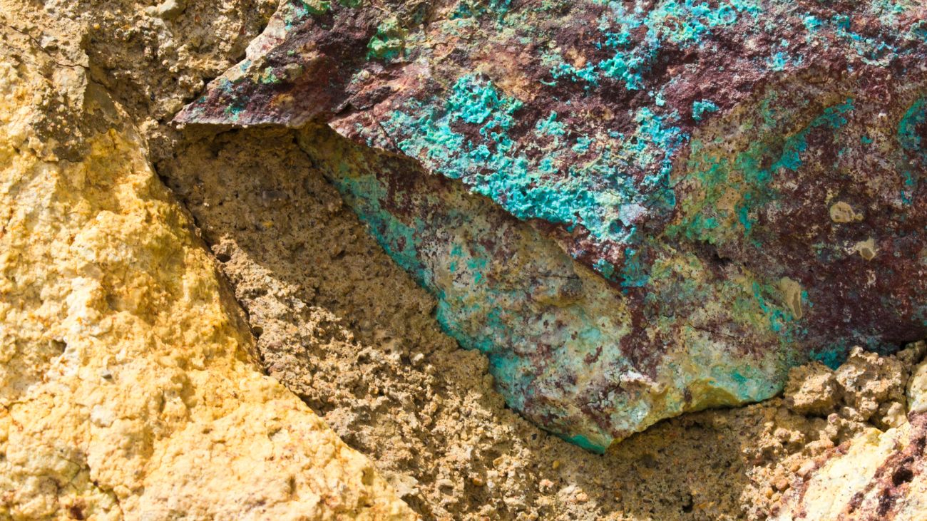 Mineralizacion de cobre en roca